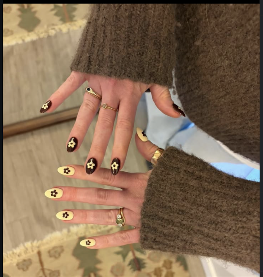 Long nails in brown and cream with daisy art